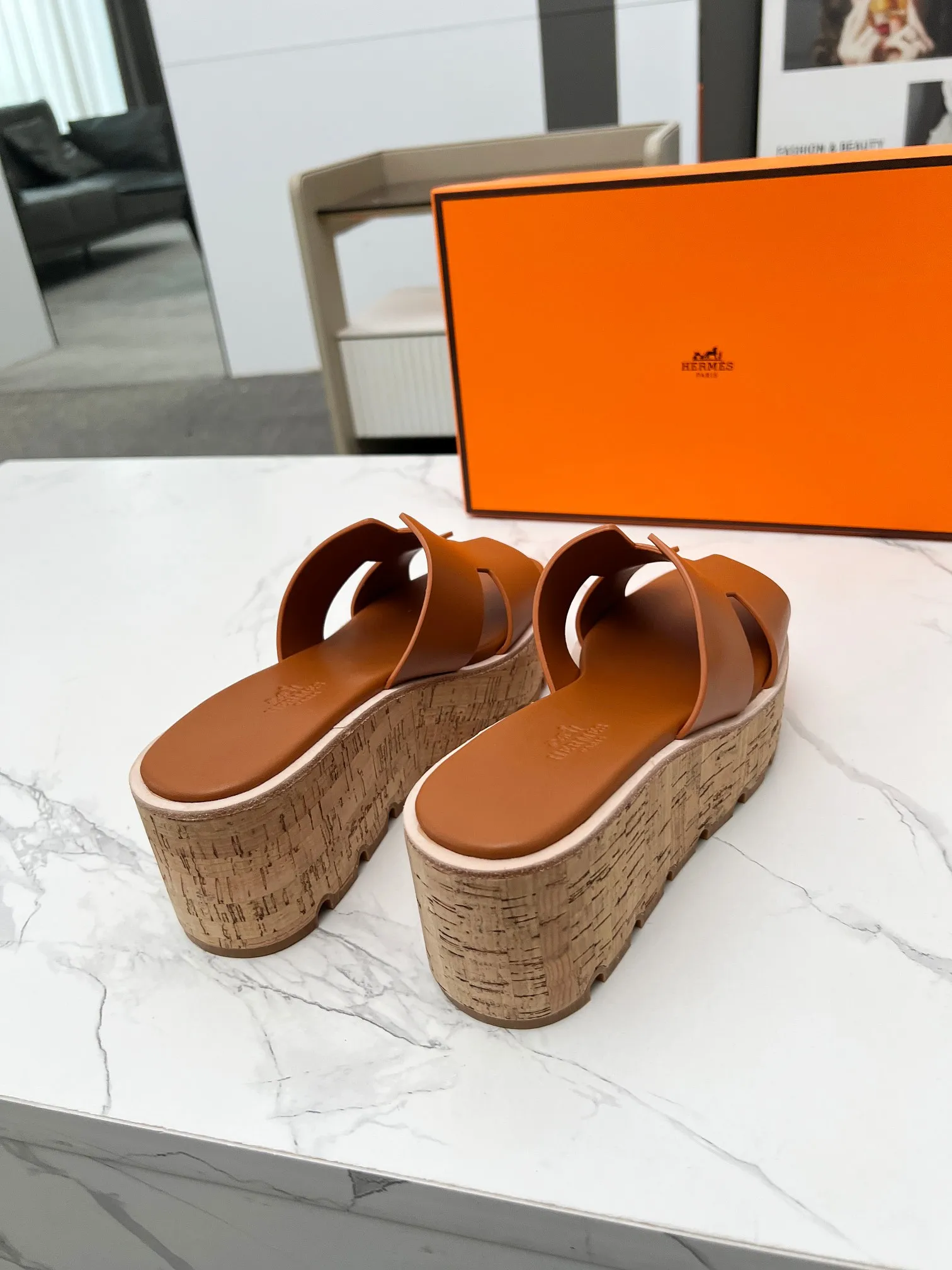 👟👟Ex-factory price 400👟👟 Hermès, upgraded version and workmanship materials. Hermes®🔴The highest version of handmade shoes on the market✨✨ Top product Hermès platform shoes🐎——————————The new model in early spring is the same as the original version, handmade by masters! ❥High-end customization, exclusive products, the highest version in the industry⚠❥Using: Hermers upper: Italian imported cowhide + sheepskin lining (pursuing top walking comfort) ✨～～〰〰〰〰❥ Packing: full set of original packaging━━━━Hermes━━━━━ size: 35-41 (42) customized and non-returnable)